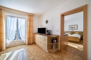 1 bedroom, free WiFi, bed sheets - Apartment 'Residence Pichler 2' with Mountain View, Balcony & Wi-Fi (San Leonardo In Passiria)