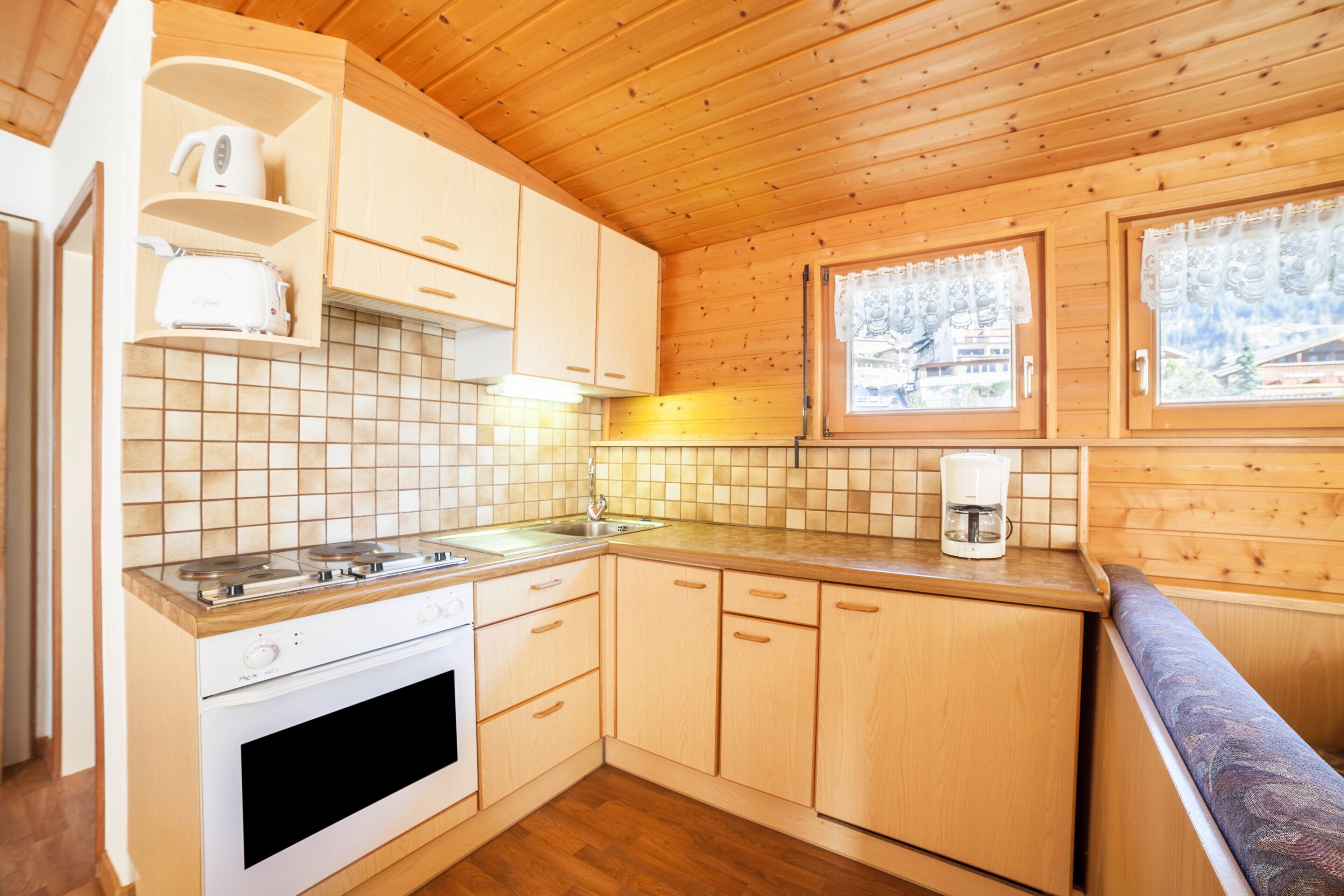 Frigorifero, forno, piano cottura, macchina per tè/caffè