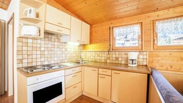 Kjøleskap, ovn, kokeplater og kaffetrakter/tekoker