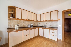 Frigorifero, forno, piano cottura, macchina per tè/caffè