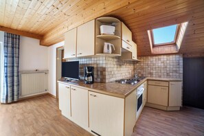Kühlschrank, Ofen, Herdplatte, Wasserkocher mit Kaffee-/Teezubehör