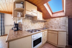 Kühlschrank, Ofen, Herdplatte, Wasserkocher mit Kaffee-/Teezubehör