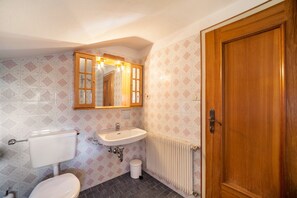 Bathtub, hair dryer, towels - Apartment 'Residence Pichler 5' with Mountain View, Balcony & Wi-Fi (San Leonardo In Passiria)