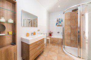 Bathtub, hair dryer, towels - Holiday Home 'Cas Padri Teco' with Pool, Garden & Wi-Fi (Ariany)