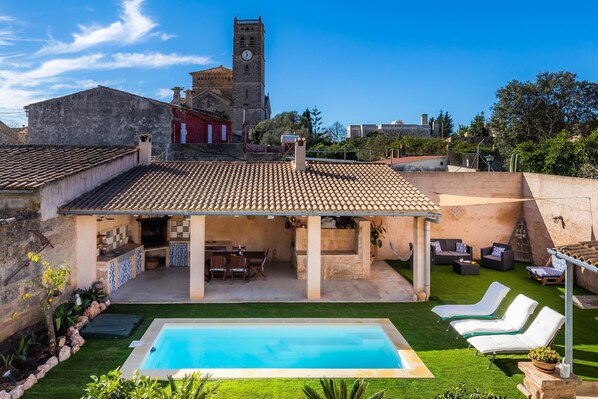 Outdoor dining - Holiday Home 'Cas Padri Teco' with Pool, Garden & Wi-Fi (Ariany)