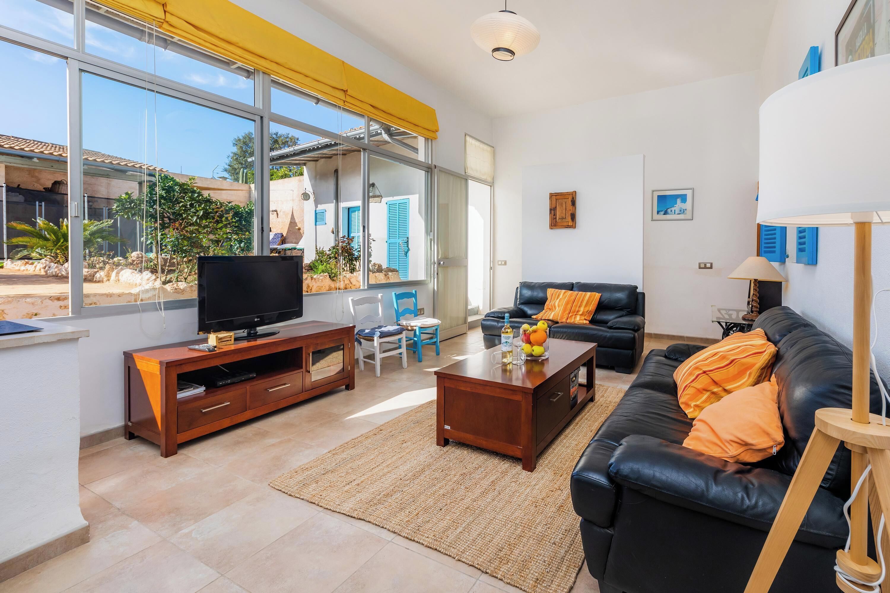 Een televisie en een open haard