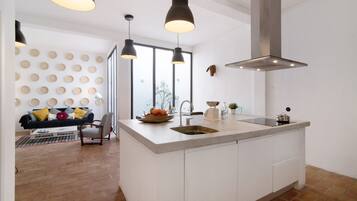 Réfrigérateur, micro-ondes, four, plaque de cuisson