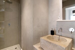 Bañera, secador de pelo, toallas