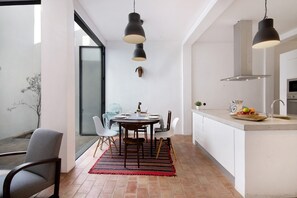 Dining - Villa Casa Loulé with Balcony, Terrace & Wi-Fi (Loulé)