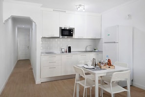 Réfrigérateur, micro-ondes, plaque de cuisson, cafetiÚre/bouilloire