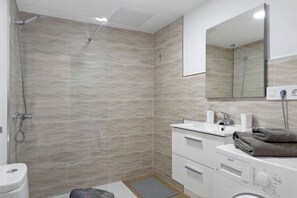 Een douche, een haardroger, handdoeken