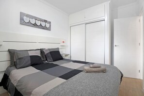 1 habitación, tabla de planchar con plancha, wifi gratis y ropa de cama 