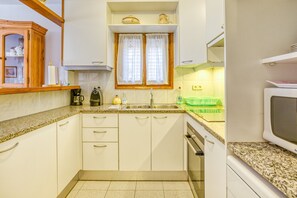 Een koelkast, een microgolfoven, een oven, een kookplaat