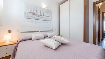 1 habitación, tabla de planchar con plancha, wifi gratis y ropa de cama