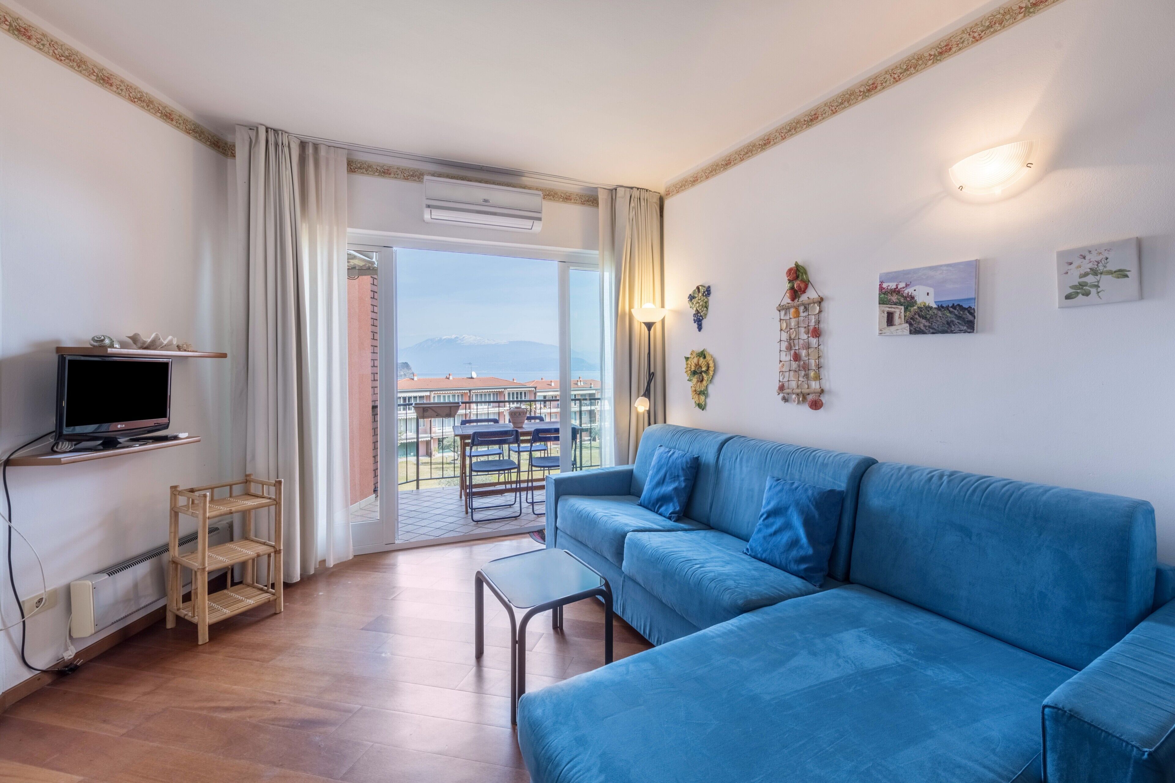 TV, tavolo da ping pong