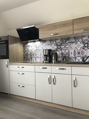 Réfrigérateur, four, plaque de cuisson, cafetière/bouilloire