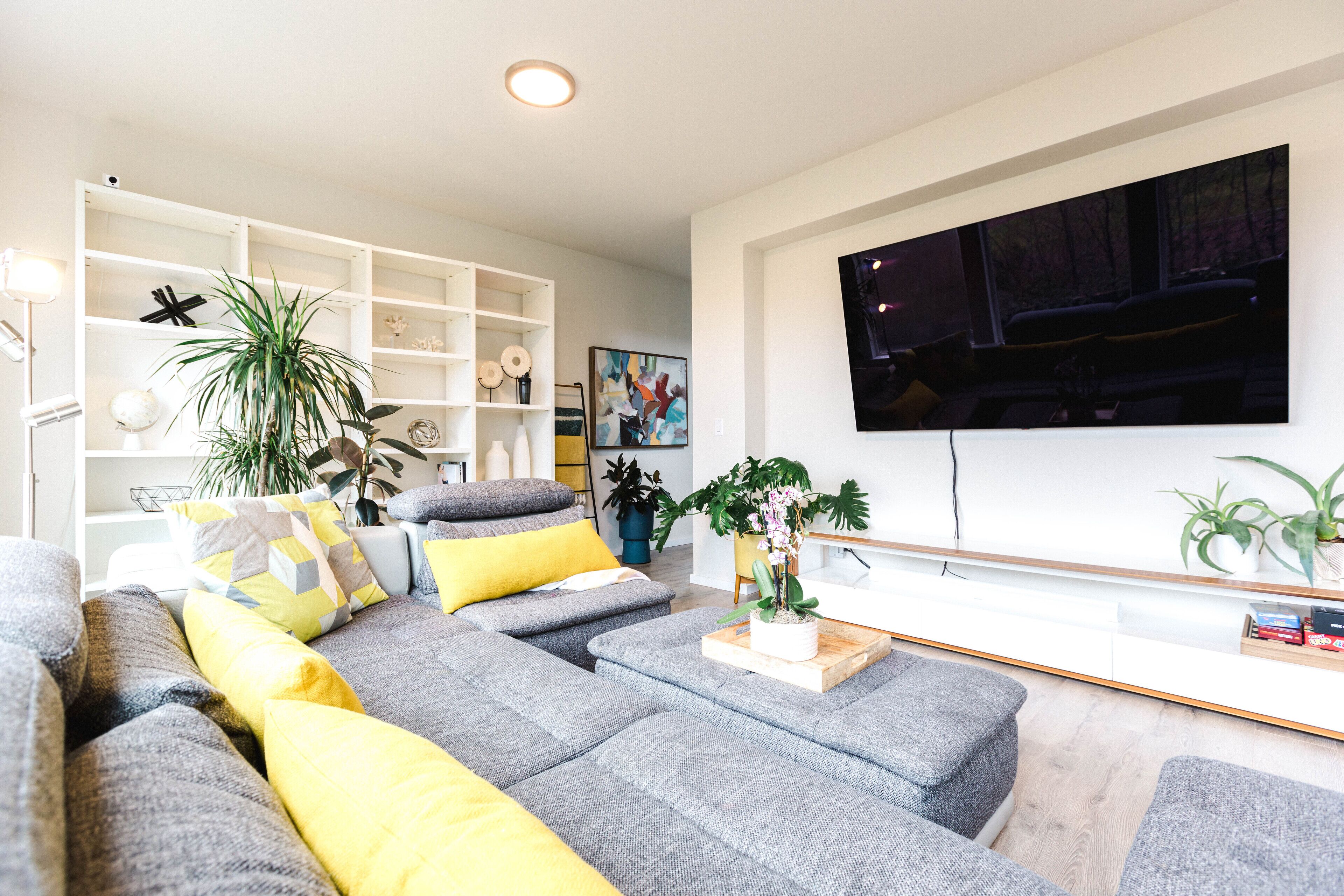 Modern Designer Home with Hot Tub, Deck, WIFI, Grill & Garden Views