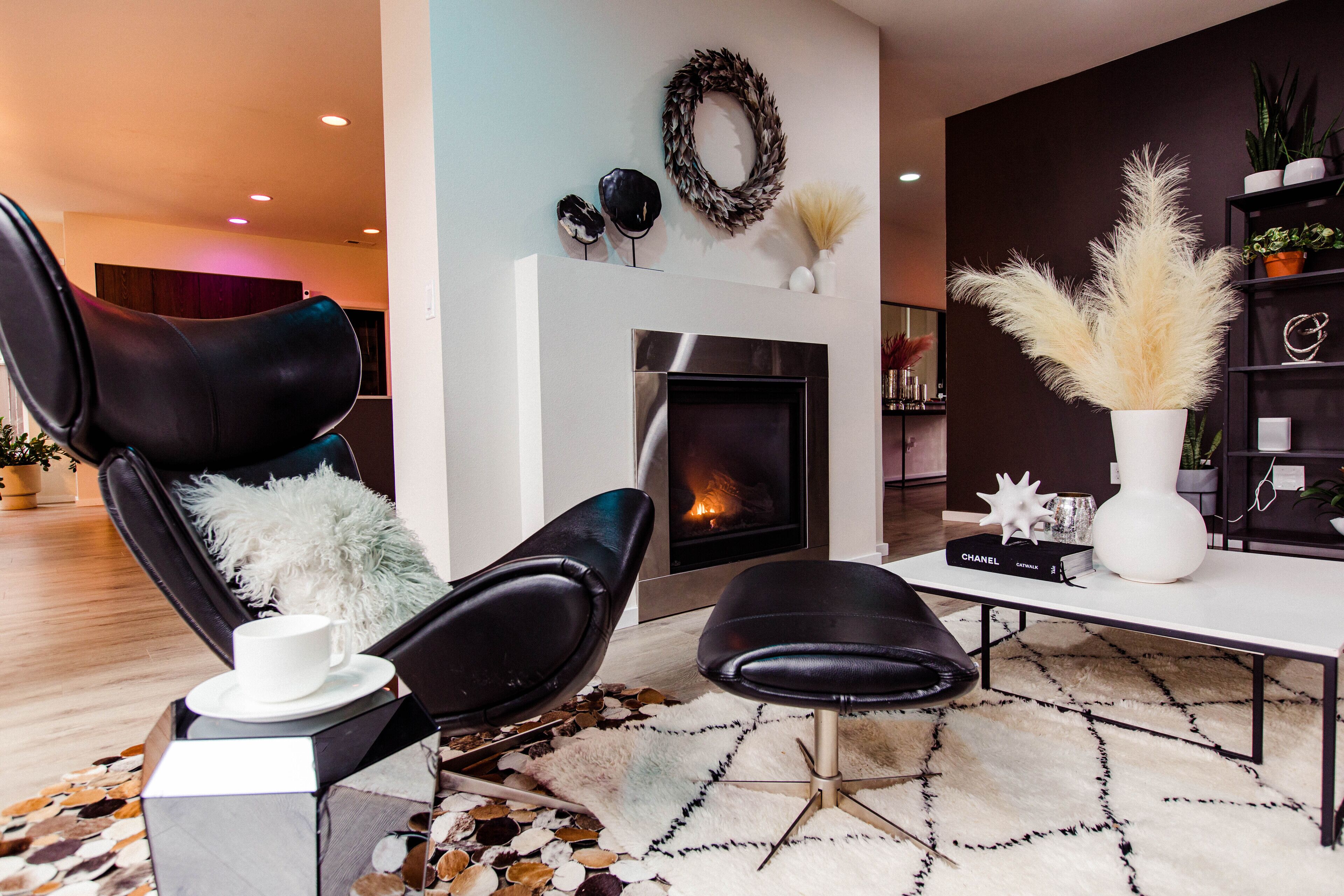 Modern Designer Home with Hot Tub, Deck, WIFI, Grill & Garden Views