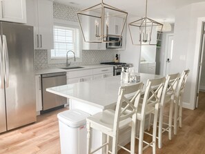 Fridge, microwave, oven, stovetop - Sunset Bay: Winter Wonders at Sunset Bay Lake House – Ice Fishing & Cozy Fireside Views (Clay)