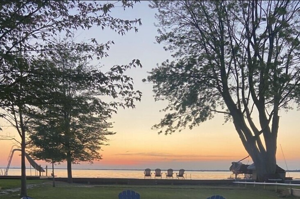 Sunset Bay: Waterfront with beautiful views!