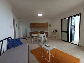 Panoramic Apartment, 1 Bedroom, Sea View, Garden Area | Living area | 40-inch Smart TV with satellite channels, TV - Il corbezzolo Tropea residence (Ricadi)