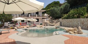 Außenpool (je nach Saison geöffnet), Sonnenschirme, Liegestühle