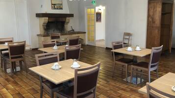 Tägliches Frühstücksbuffet (12 EUR pro Person)