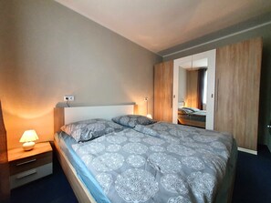 2 bedrooms, travel cot, WiFi