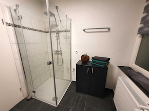 Dusch, hårtork, tvål och toalettpapper