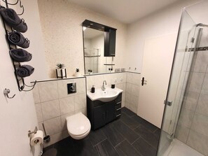 Douche, sèche-cheveux, savon, papier toilette