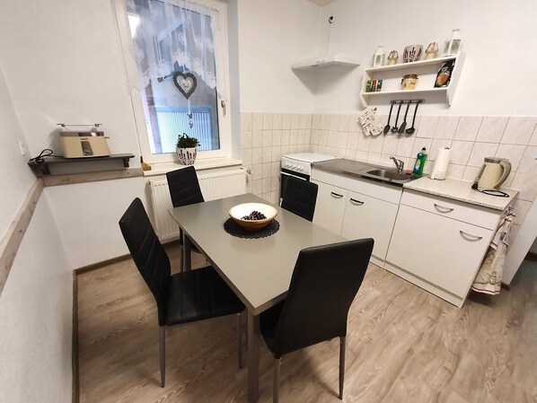 Kühlschrank, Mikrowelle, Ofen