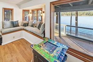 Fernseher, Kamin, Videospiele, DVD-Player