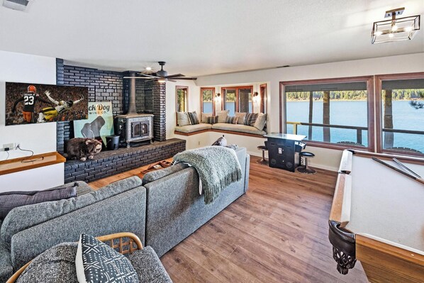 Fernseher, Kamin, Videospiele, DVD-Player