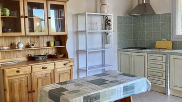 Fridge, microwave, coffee/tea maker, toaster