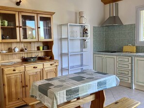 Refrigerador, microondas, cafetera y tetera y tostadora 