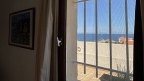 A room with a view of the sea through a barred window. - 2-room apartment with terrace and parking in Banyuls-sur-Mer (Banyuls-sur-Mer)