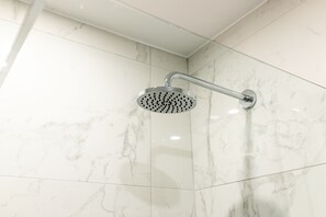 Dusche, Haartrockner, Handtücher, Toilettenpapier