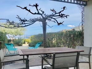 Outdoor dining - Beachfront Apartment with Terrace & Wi-Fi in Lumio, 4 Guests (Lumio)