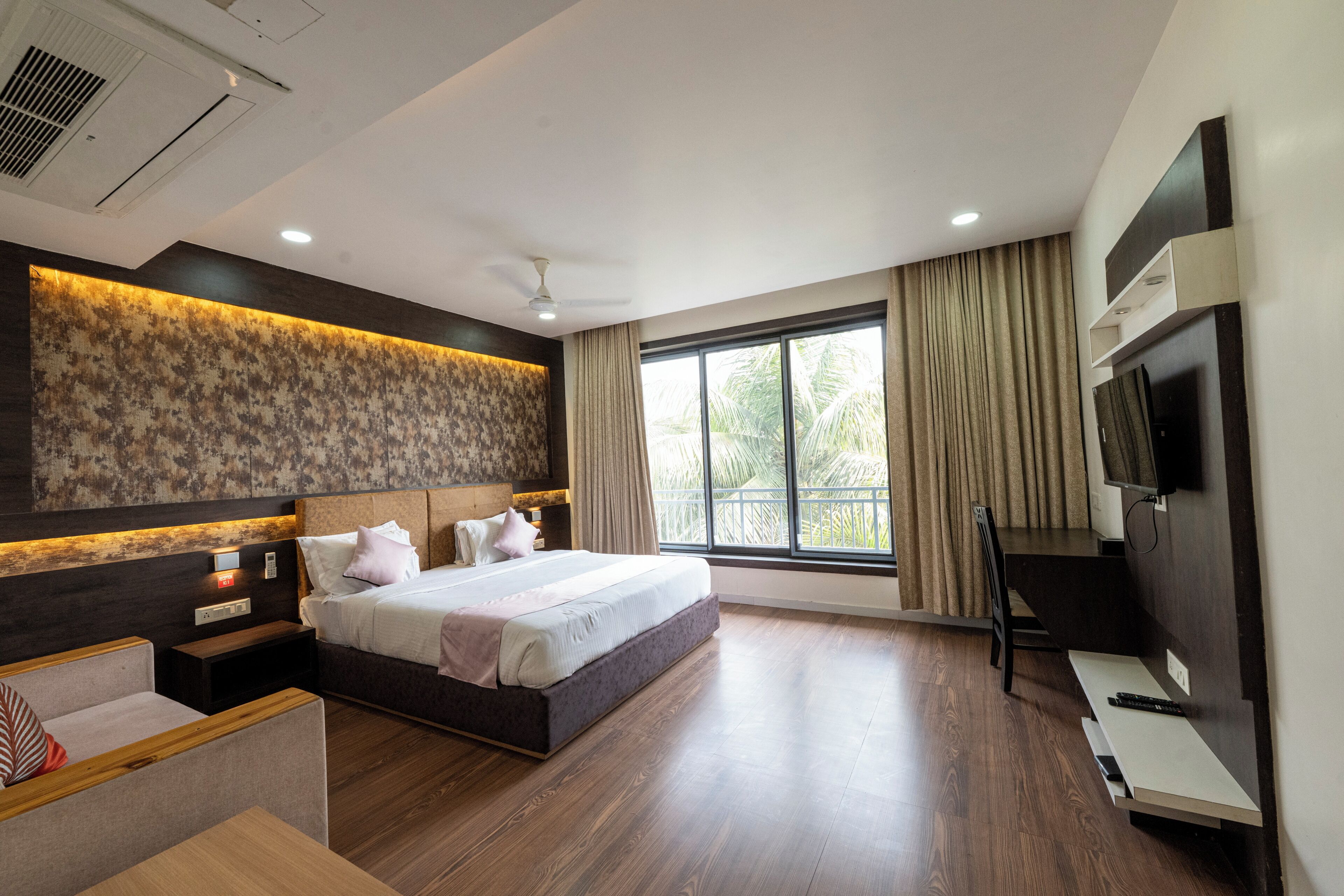 ASTORIA PREMIUM ORCHID VIEW WITH BALCON | Premium bedding, free WiFi, bed sheets