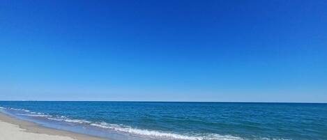 Plage à proximité, chaises longues