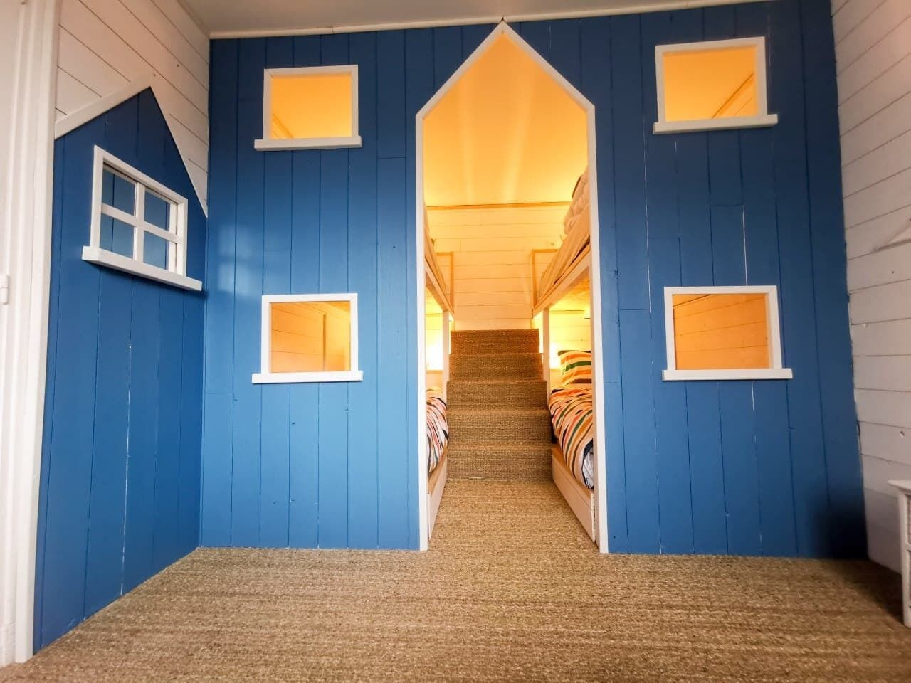 The surfer's blue house facing the sea 6 people