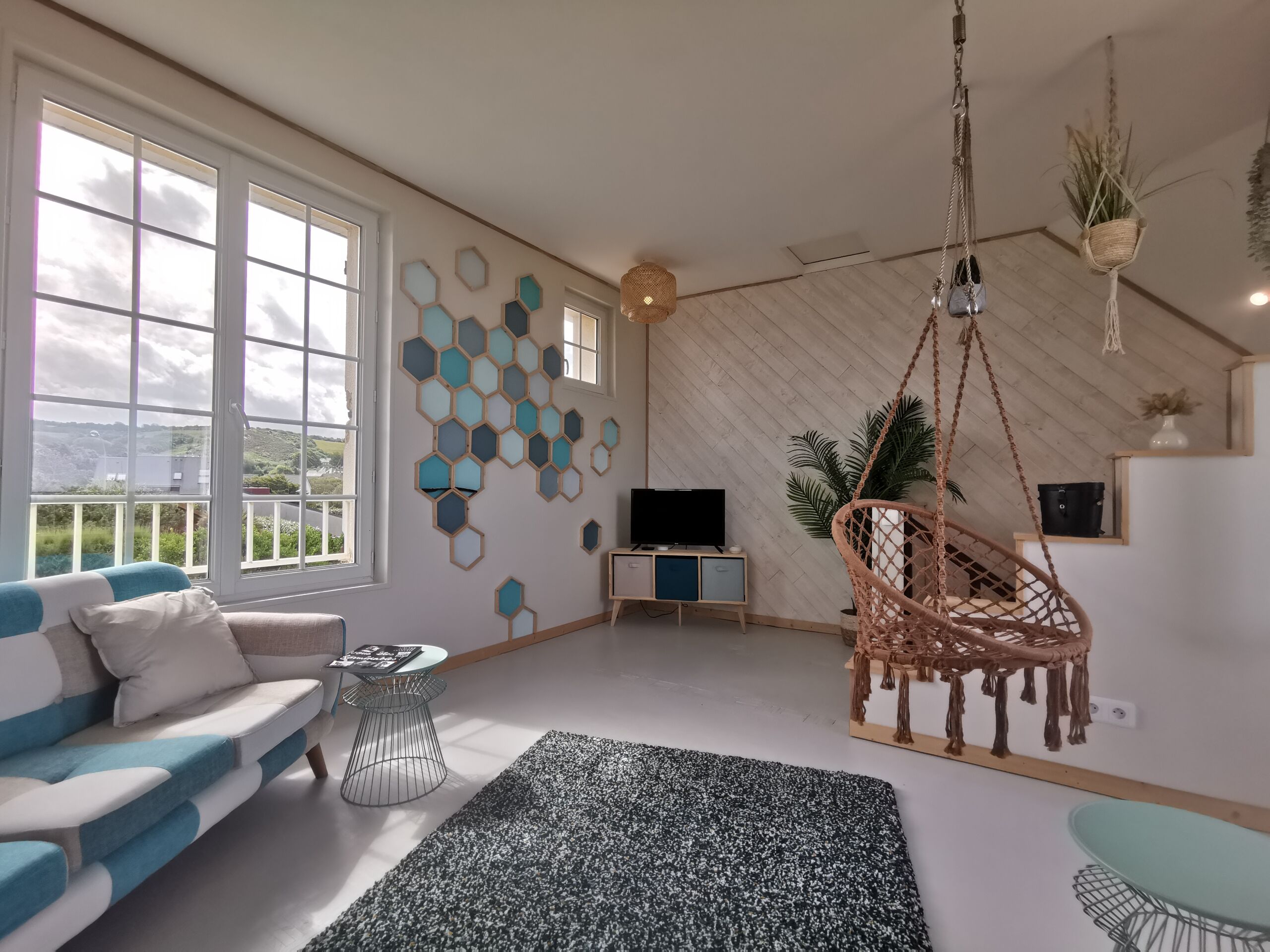 The surfer's blue house facing the sea 6 people