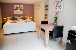 1 slaapkamer, een strijkplank/strijkijzer, reisbedje, wifi