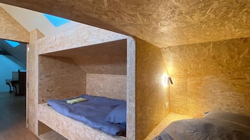 5 bedrooms, travel cot, free WiFi, bed sheets