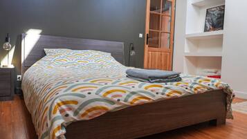 5 bedrooms, travel cot, free WiFi, bed sheets