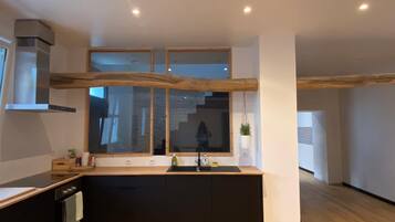 Een koelkast, een microgolfoven, een oven, een kookplaat