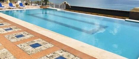 حمّام سباحة خارجي