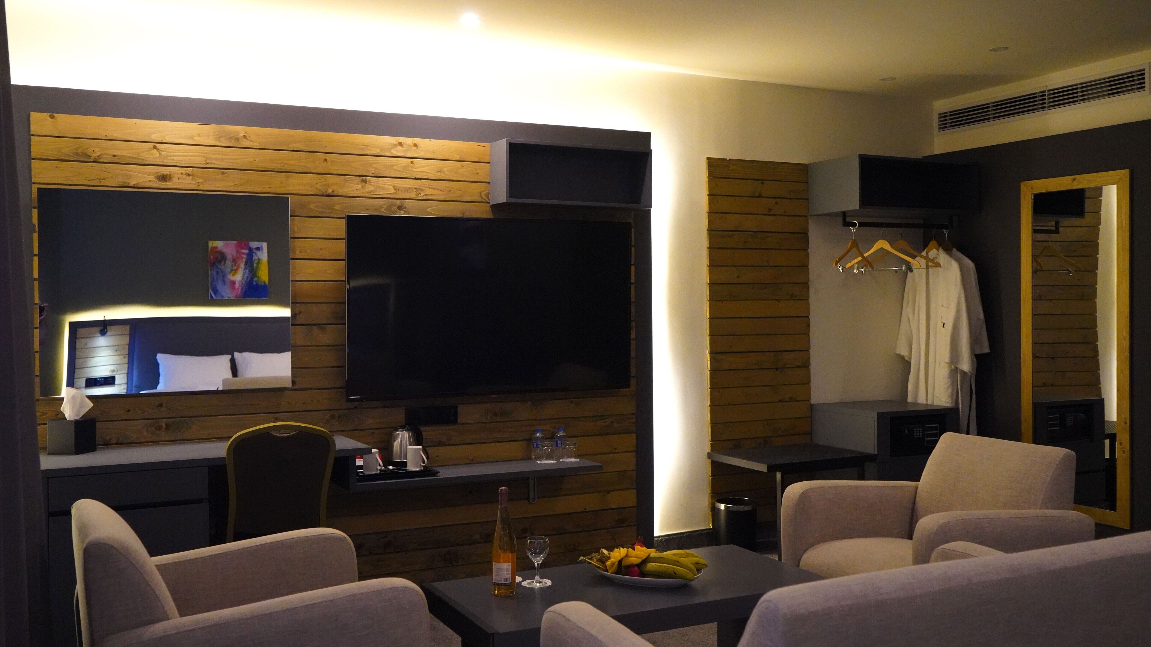 junior suite | egyptian cotton sheets, premium bedding, down duvets, tempur-pedic beds