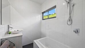 Ducha y bañera combinadas, secador de pelo y toallas