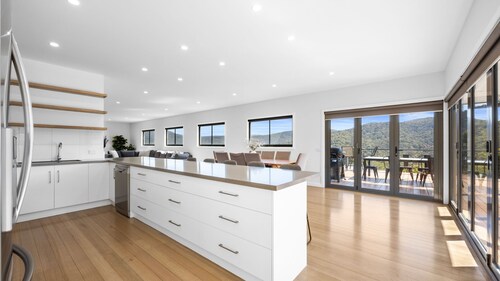 Black Diamond - Luxury Alpine Home in Merrijig - Sleeps 14